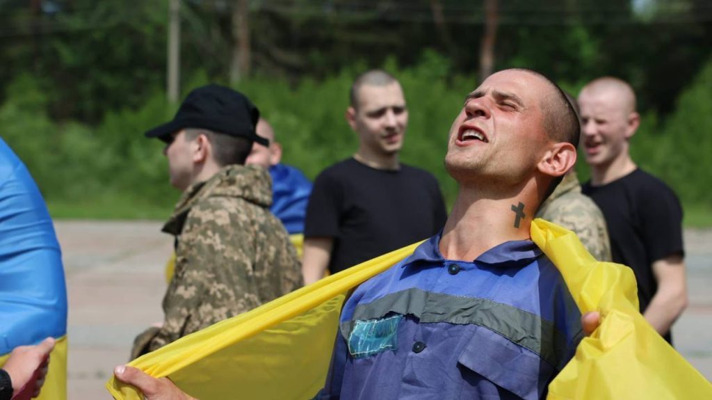 Украина вернула из российского плена военных младше 25 лет (фото) 4 Украина вернула из российского плена военных младше 25 лет (фото)
