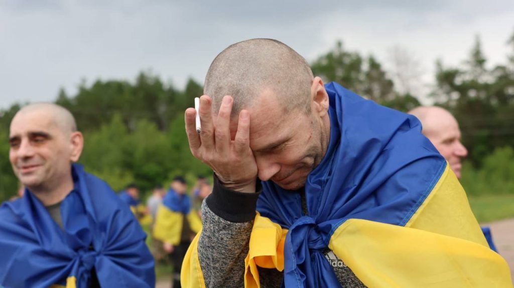 Неймовірне щастя: фото з нового повернення полонених 5 Неймовірне щастя: фото з нового повернення полонених