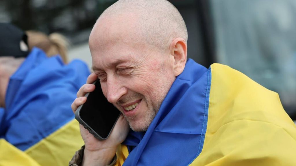 Неймовірне щастя: фото з нового повернення полонених 4 Неймовірне щастя: фото з нового повернення полонених