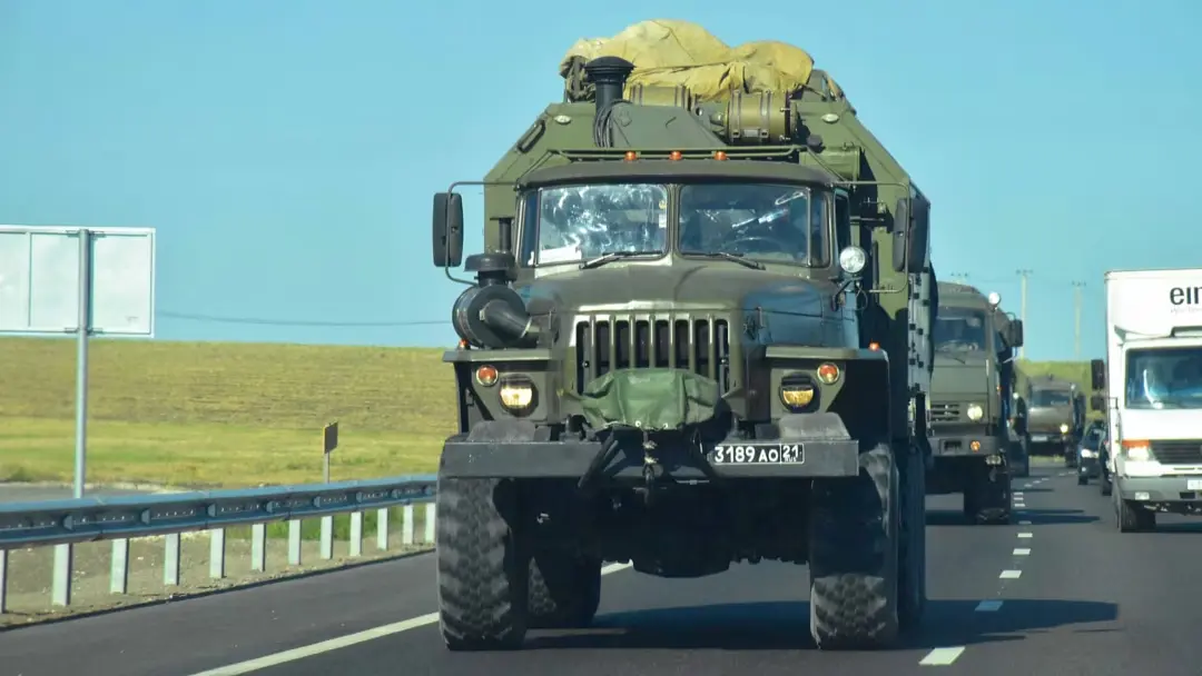 Окупанти маскують військові цистерни під молоковози через удари по логістиці