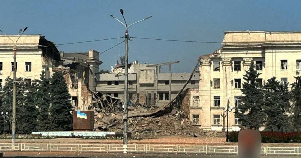 Россияне добили вторым КАБом здание Херсонской ОГА: фото 5 Россияне добили вторым КАБом здание Херсонской ОГА: фото