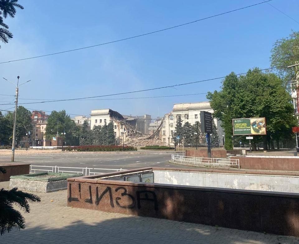 Россияне добили вторым КАБом здание Херсонской ОГА: фото