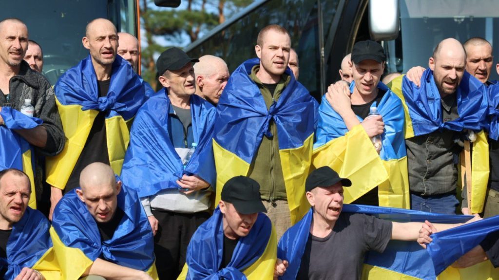 Наши дома: щемящие фото защитников, возвращенных из плена 6 Наши дома: щемящие фото защитников, возвращенных из плена