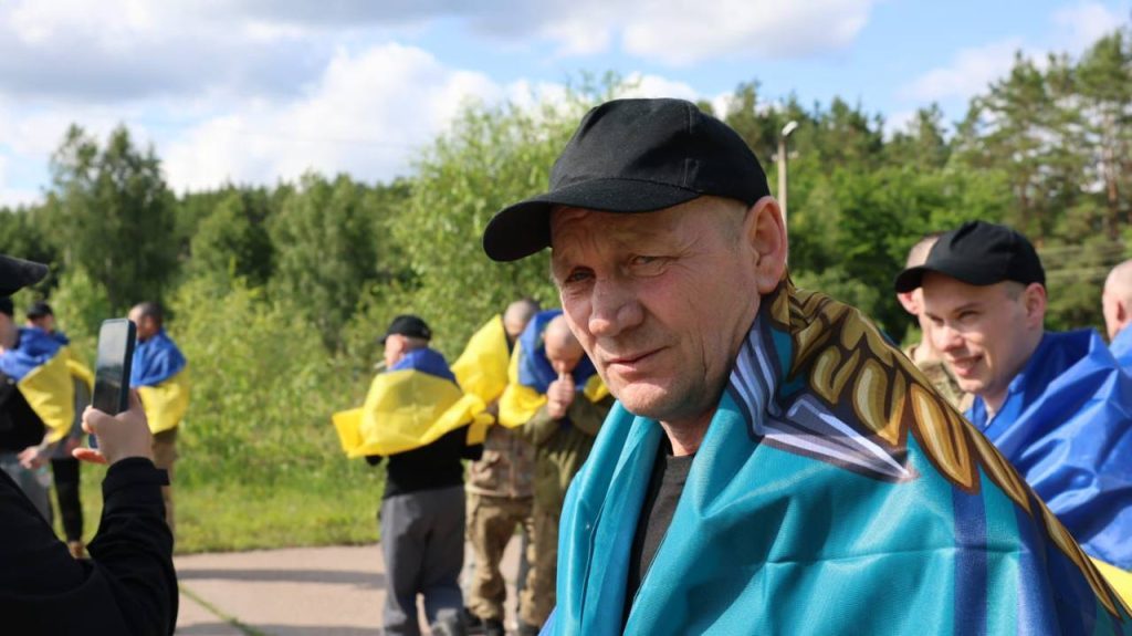 В Украину вернулись защитники, которых Россия удерживала более трех лет (фото) 6 В Украину вернулись защитники, которых Россия удерживала более трех лет (фото)