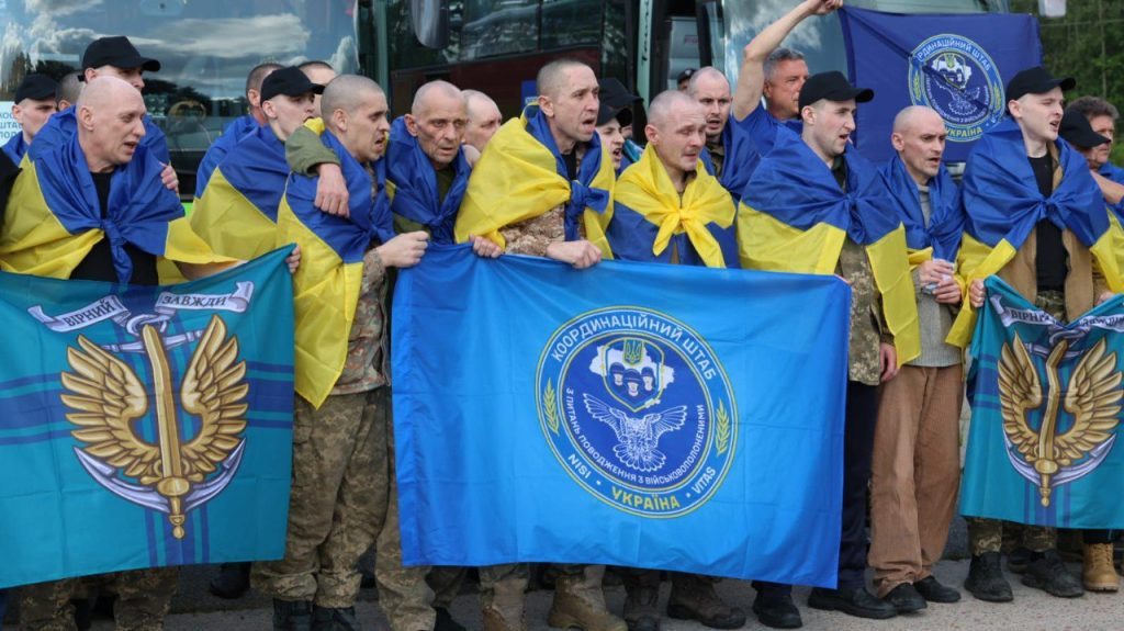 В Украину вернулись защитники, которых Россия удерживала более трех лет (фото) 4 В Украину вернулись защитники, которых Россия удерживала более трех лет (фото)