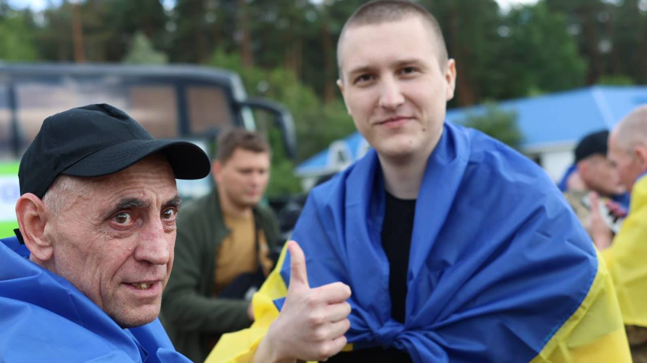В Украину вернулись защитники, которых Россия удерживала более трех лет (фото)