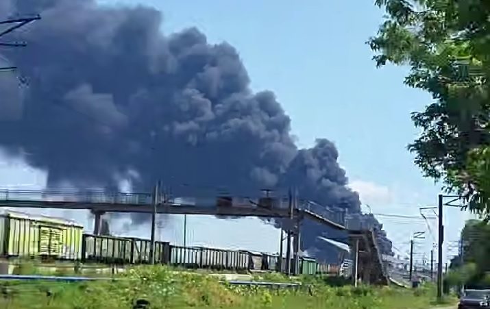В Казани разгорелось возле складов с вооружением (видео) 3 В Казани разгорелось возле складов с вооружением (видео)