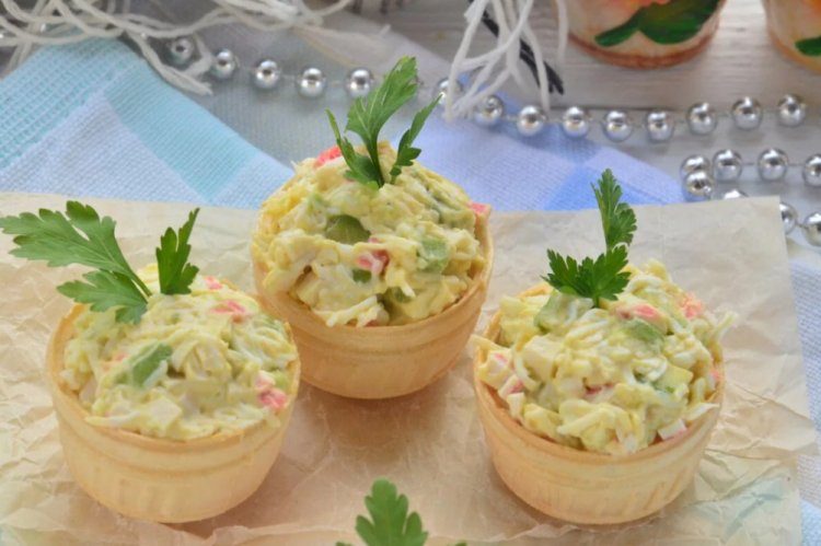 Тарталетки с крабовыми палочками, кукурузой и авокадо ➤ Prozoro.net.ua