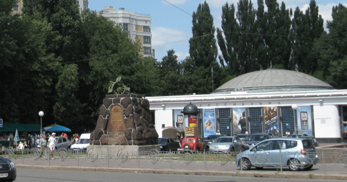 В Киеве возле метро в центре нашли тело