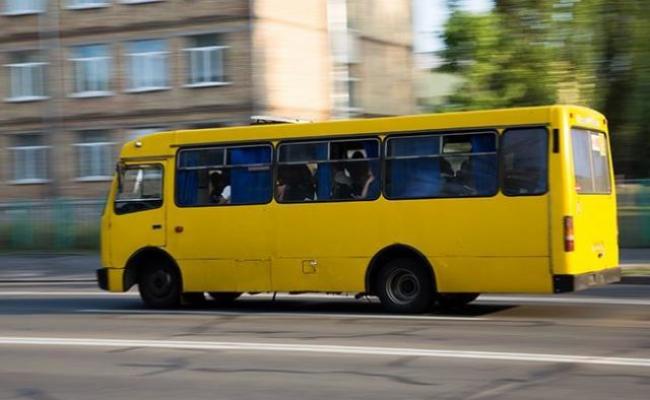 Водій київського автобуса покинув кермо та пішов по помідори