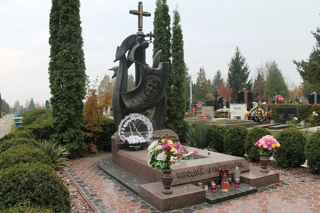 Ушел в 43 года: почему умер Назарий Яремчук и где его могила (фото)