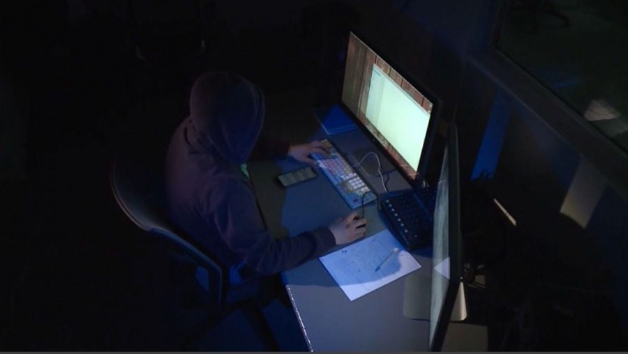 У украинцев начали отбирать деньги с помощью ИИ: как это работает