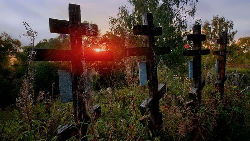 Выбрасывать нельзя:  что делать со старым крестом с могилы