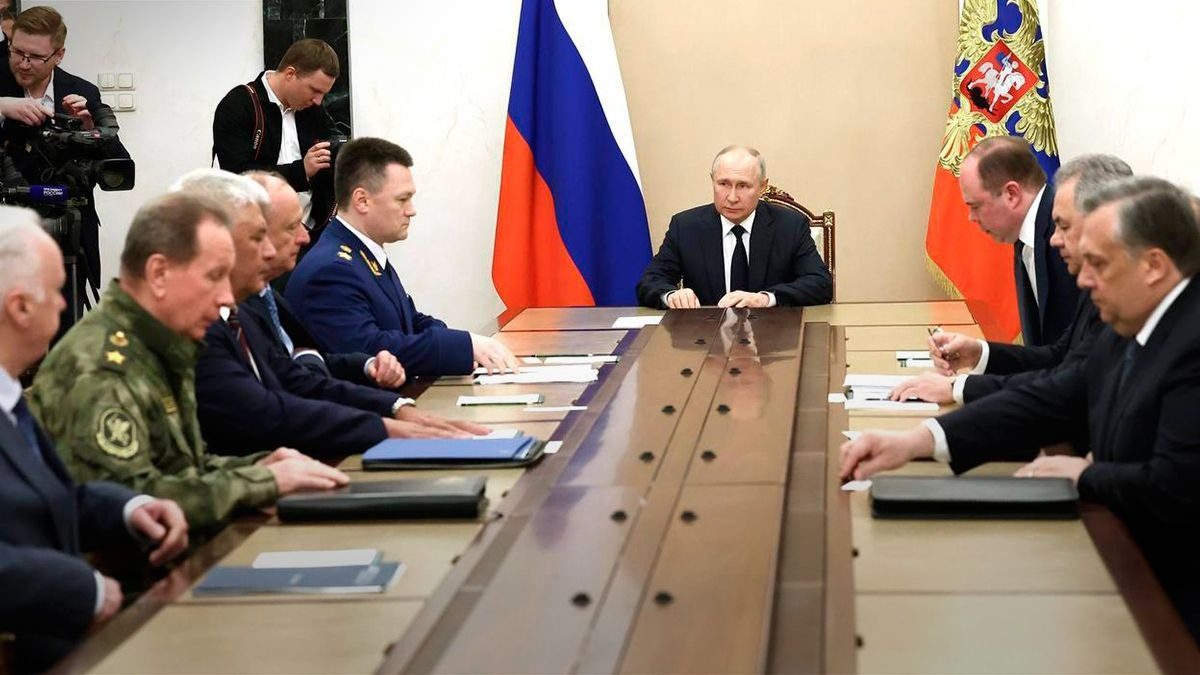 Верхівка РФ хоче вмовити Путіна зупинити війну