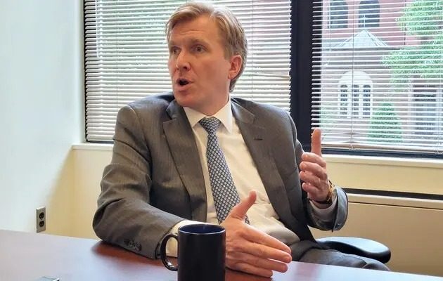 Хто стоїть за припиненням допомоги США: названо конкретну людину