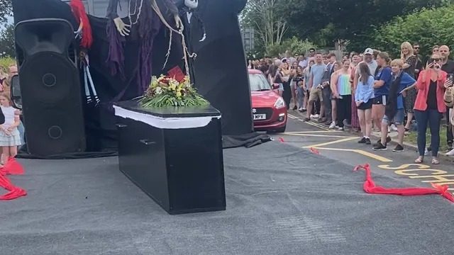 Школярка з’явилася на випускний у труні: причина здивує