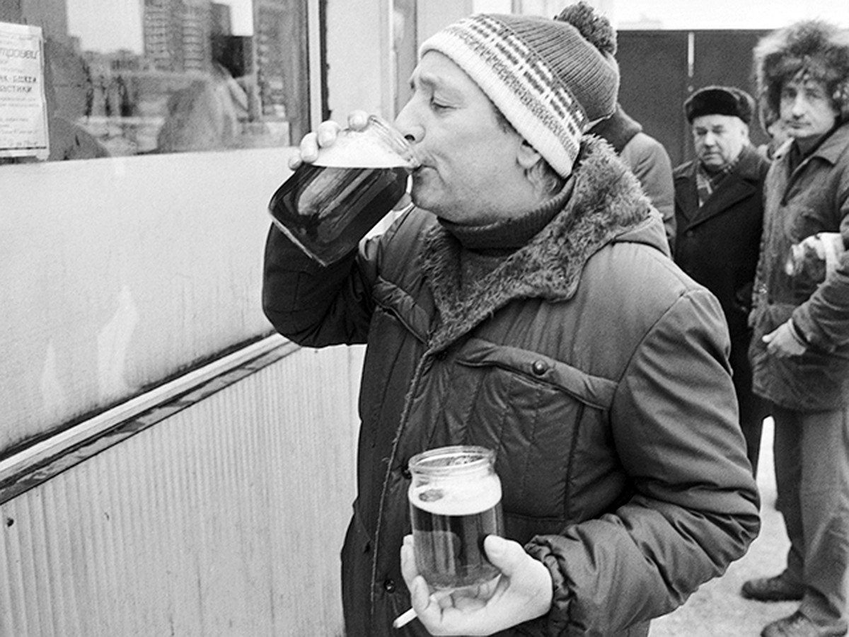 Зараз про це і не згадають, а в СРСР пиво розливали у банки та пакети