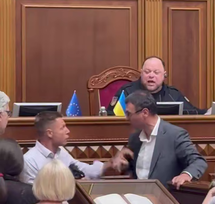 Драка в Верховной Раде: у трибуны повозились Гончаренко и Гетманцев