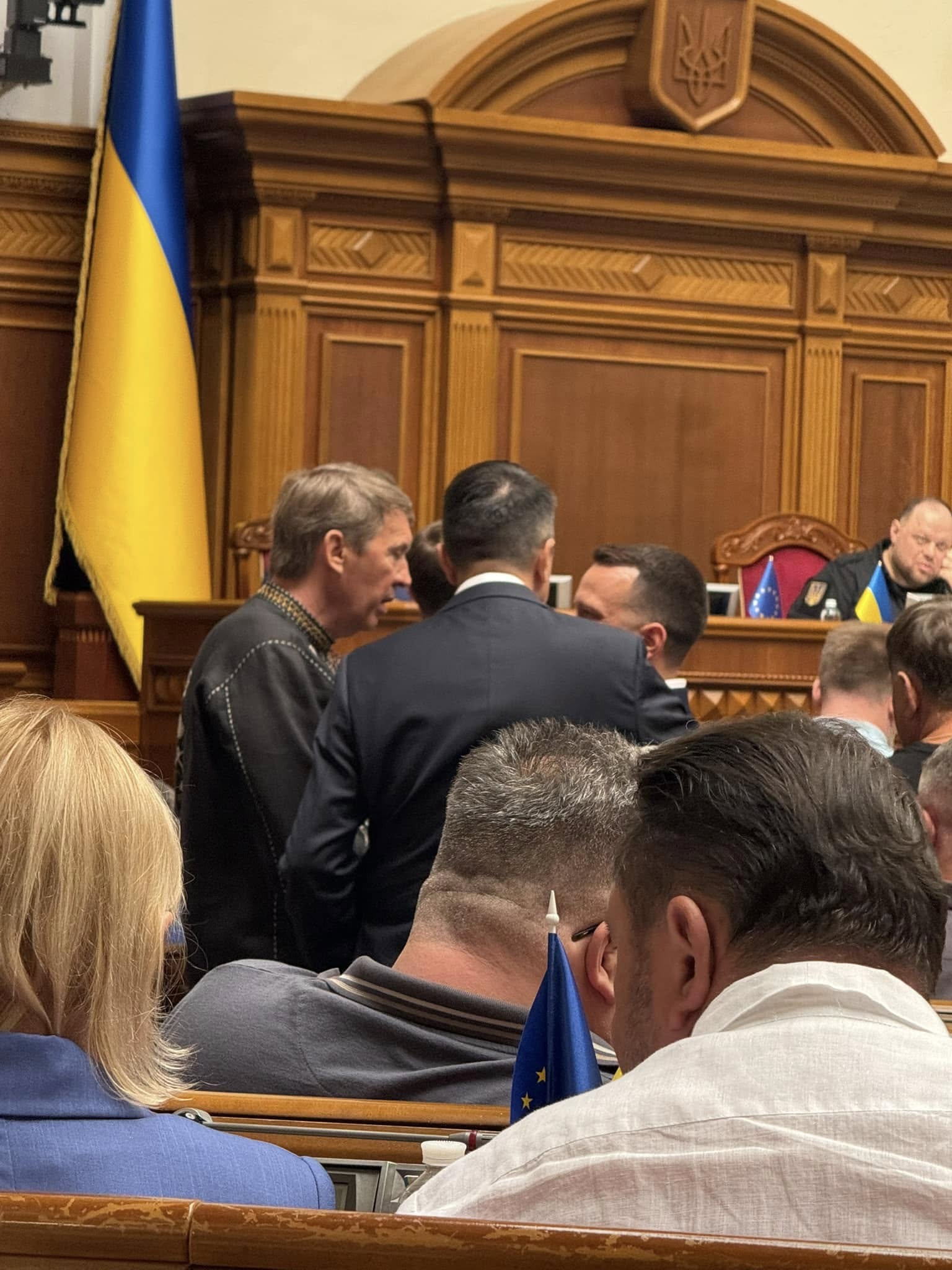 Драка в Верховной Раде: у трибуны повозились Гончаренко и Гетманцев