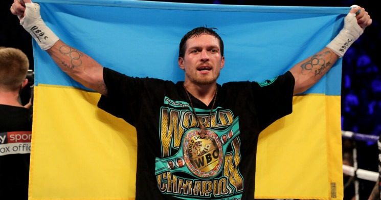 Поступок Усика с флагом Украины перед боем с Дюбуа озадачил сеть