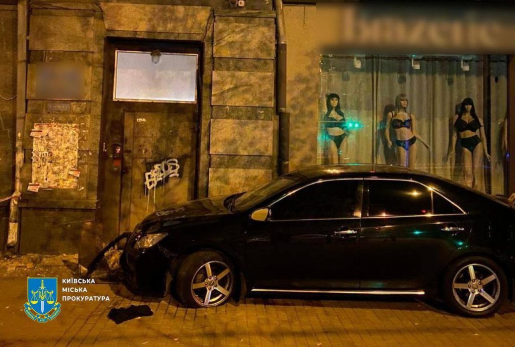 У Києві працівник прокуратури збив жінку на переході та втік: постраждала померла в лікарні 3 У Києві працівник прокуратури збив жінку на переході та втік: постраждала померла в лікарні