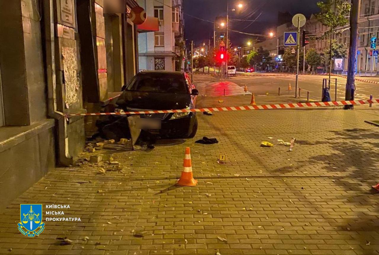 У Києві працівник прокуратури збив жінку на переході та втік: постраждала померла в лікарні