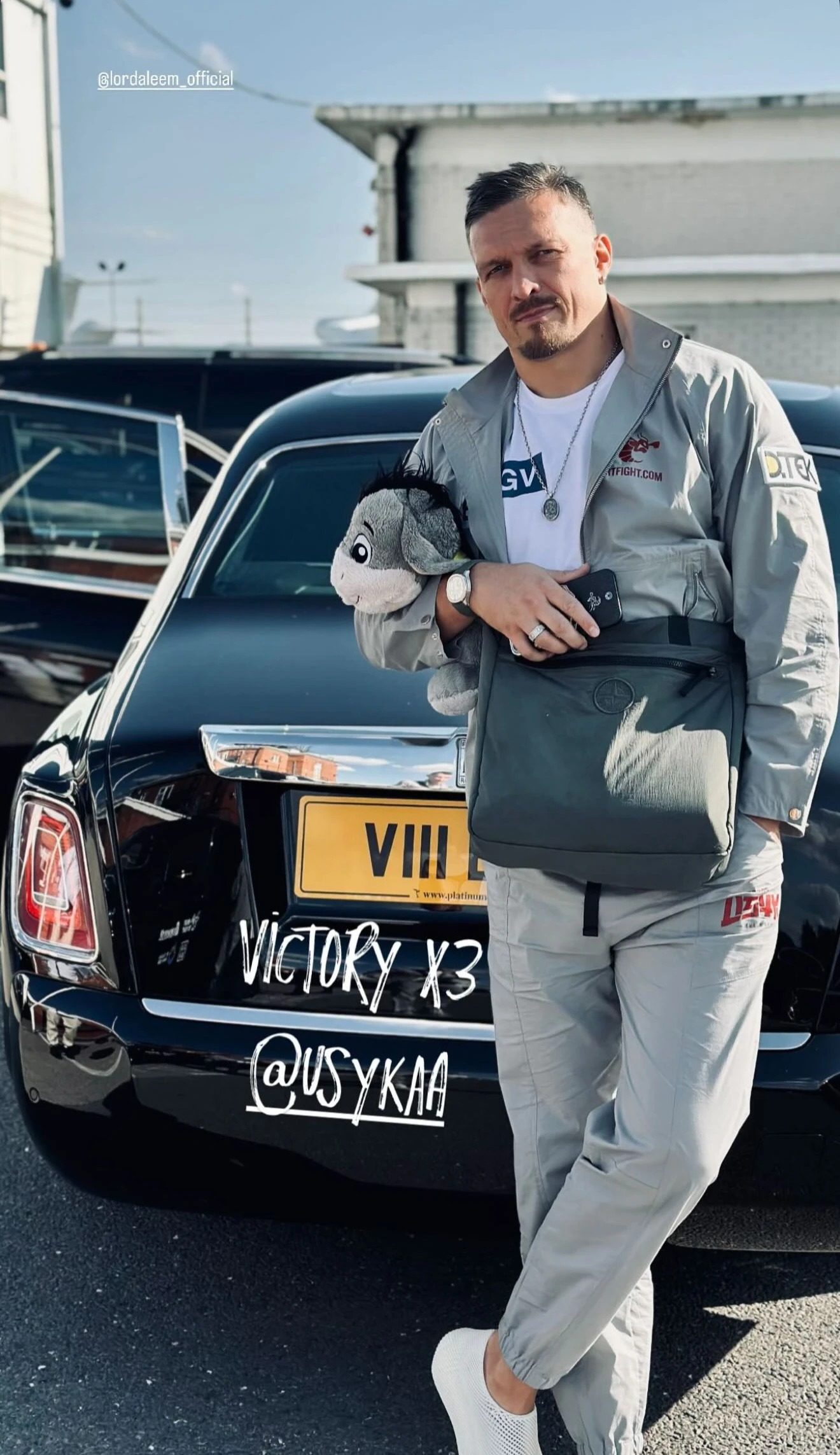 Усик похвастался новым авто после боя с Дюбуа