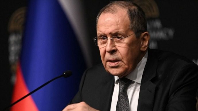 Лавров пожаловался, что РФ впервые «воюет одна против всего Запада»