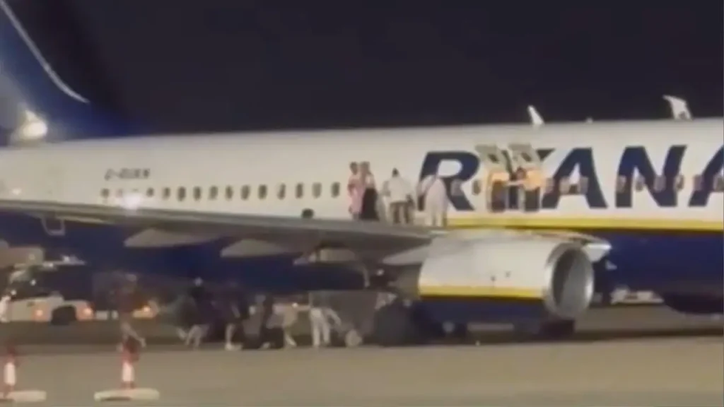 Пасажири вистрибували з салону: на Майорці загорівся літак Ryanair 3 Пасажири вистрибували з салону: на Майорці загорівся літак Ryanair