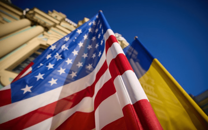 ЗМІ розкрили ім’я людини, яка стоїть за припиненням військової допомоги Україні