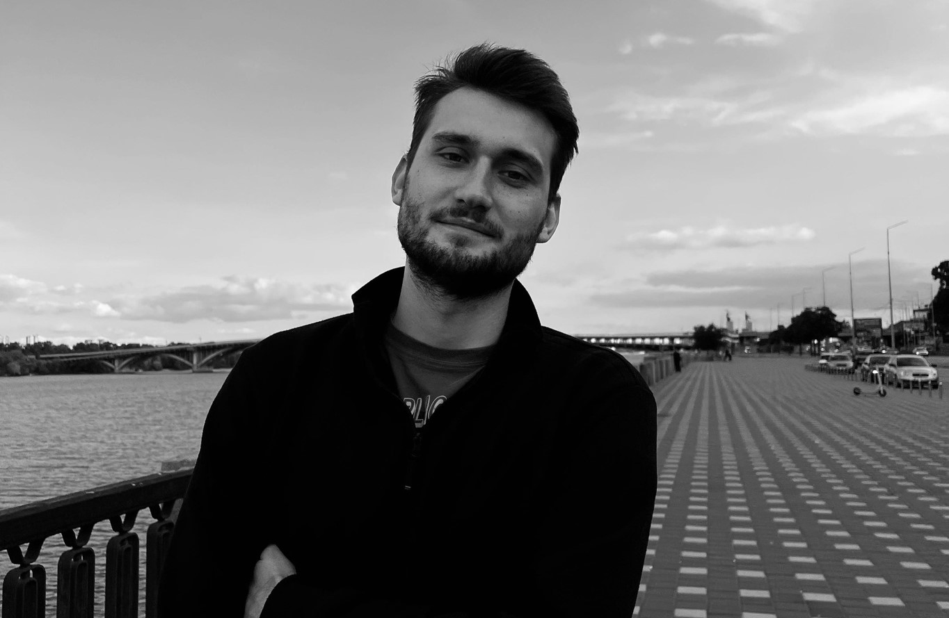 Як почав співати соліст «Гомону»: мама показала їхній дім і поділилася історією