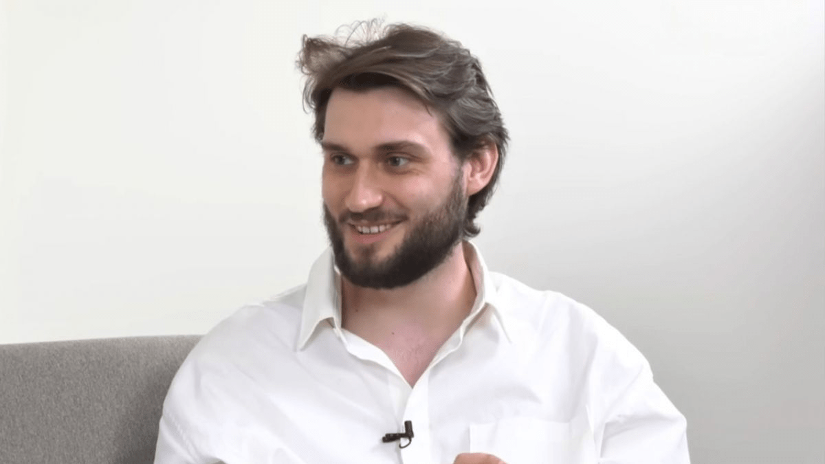 Як почав співати соліст «Гомону»: мама показала їхній дім і поділилася історією