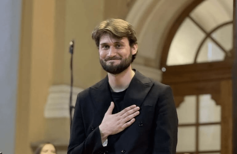 Як почав співати соліст «Гомону»: мама показала їхній дім і поділилася історією