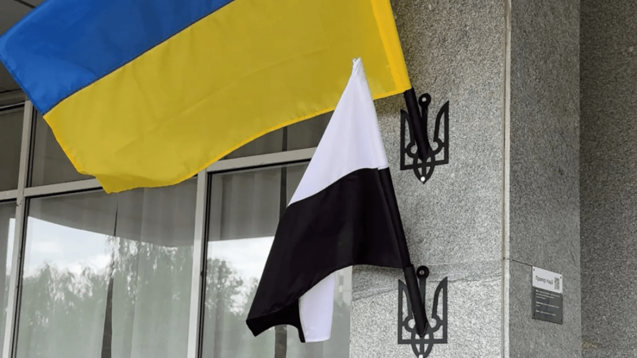 Почему в украинских городах появляются бело-чёрные флаги