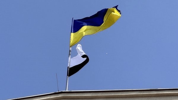 Почему в украинских городах появляются бело-чёрные флаги