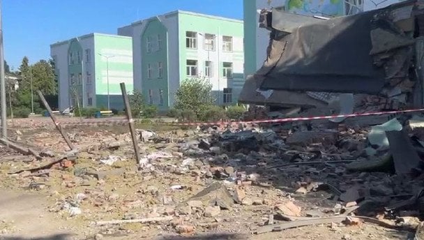 В одному з районів Києва сталося влучання на території школи (фото) ➤ Prozoro.net.ua