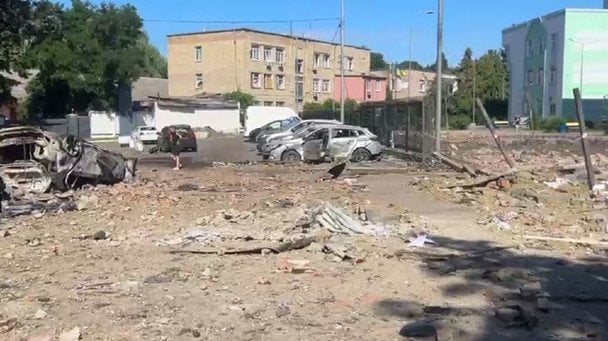 В одному з районів Києва сталося влучання на території школи (фото) 3 В одному з районів Києва сталося влучання на території школи (фото)