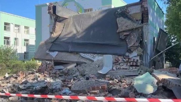 В одному з районів Києва сталося влучання на території школи (фото) 6 В одному з районів Києва сталося влучання на території школи (фото)