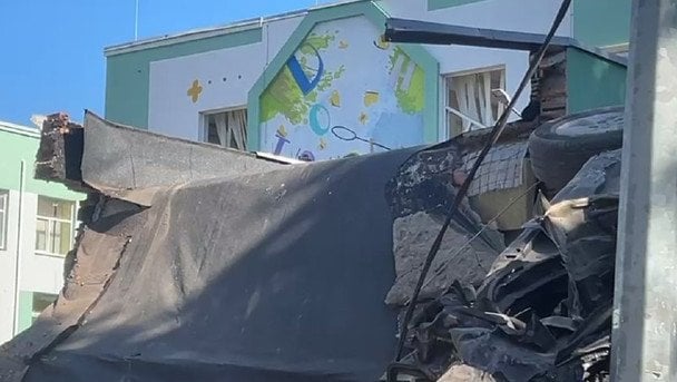 В одному з районів Києва сталося влучання на території школи (фото) 5 В одному з районів Києва сталося влучання на території школи (фото)