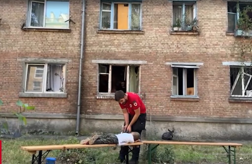 В Киеве малыш спал на скамейке, пока родители разбирали завалы своего дома 3 В Киеве малыш спал на скамейке, пока родители разбирали завалы своего дома