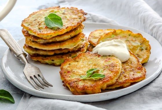Вкусно и полезно: оладьи из кабачков и сыра