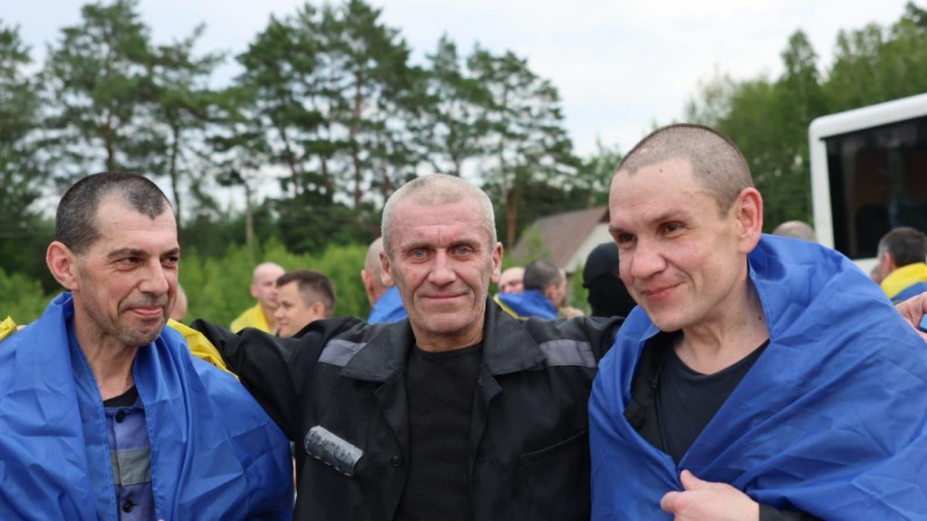 Обмін полоненими 4 липня: додому повернулися молоді, поранені та тяжкохворі захисники 8 Обмін полоненими 4 липня: додому повернулися молоді, поранені та тяжкохворі захисники