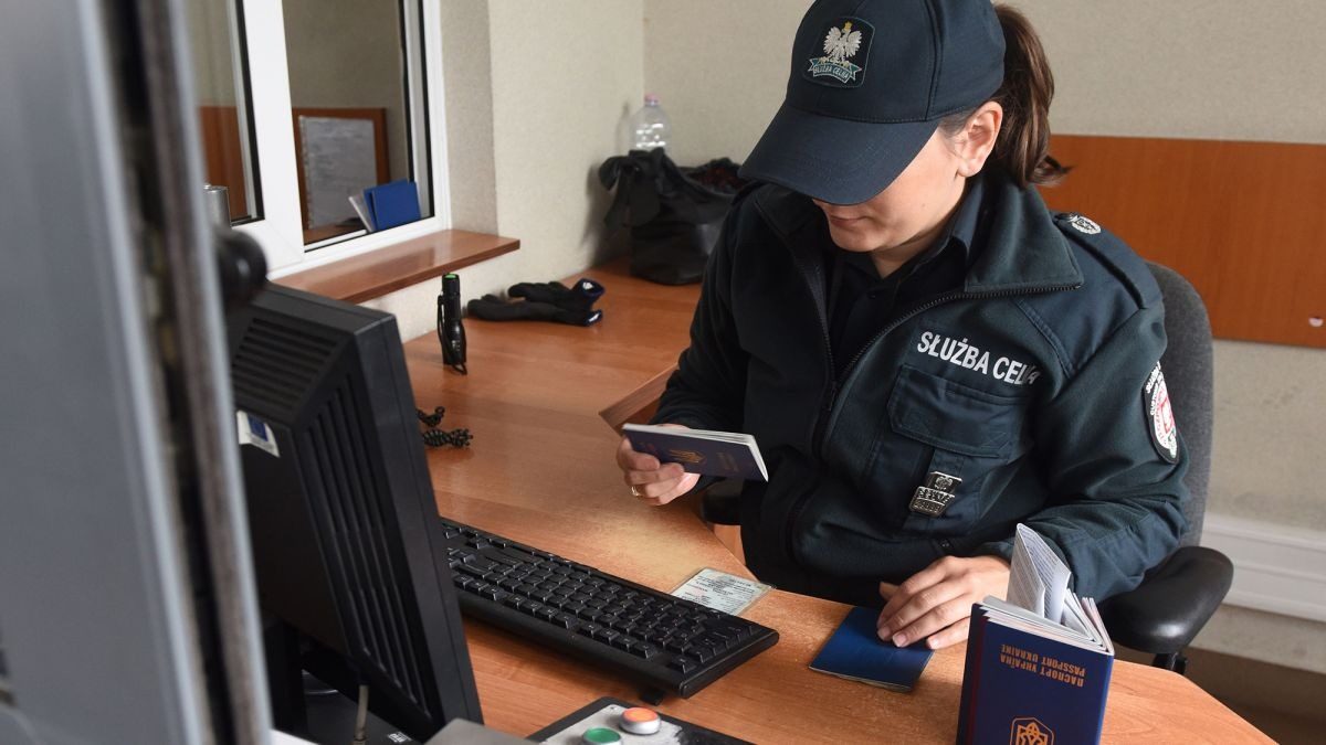 Не пустят даже в Польшу — кого развернут на границе без визы
