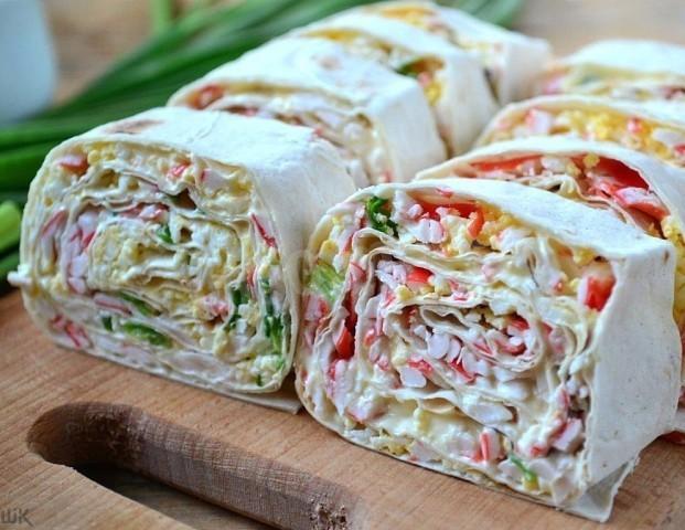 Рулет с крабовыми палочками и плавленым сырком