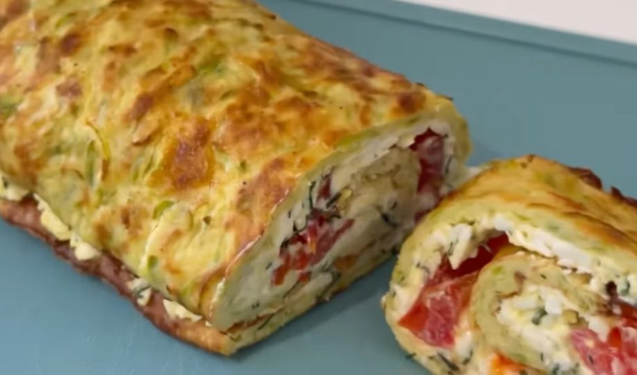 Кабачковый рулет с плавленым сыром, чесноком и укропом