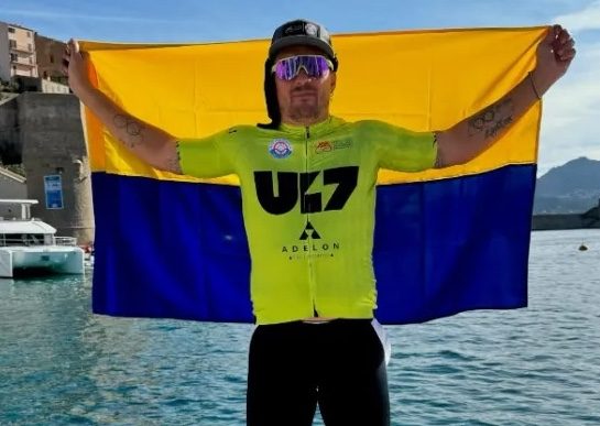 Поступок Усика с флагом Украины перед боем с Дюбуа озадачил сеть