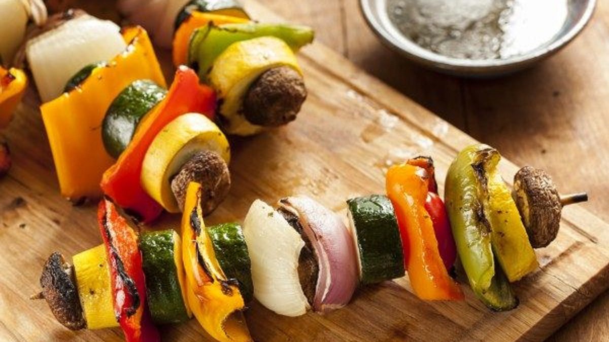 Шашлыки из тофу и пряными огурцами: интересная закуска