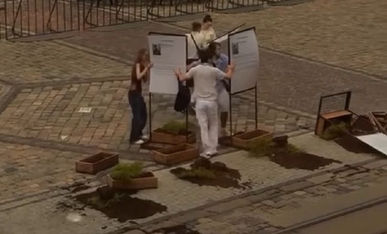Неравнодушные во Львове спасли от урагана стенды в память погибших защитников (видео)