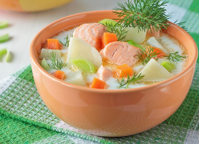 Ніжний вершковий суп із лососем: класичний рецепт