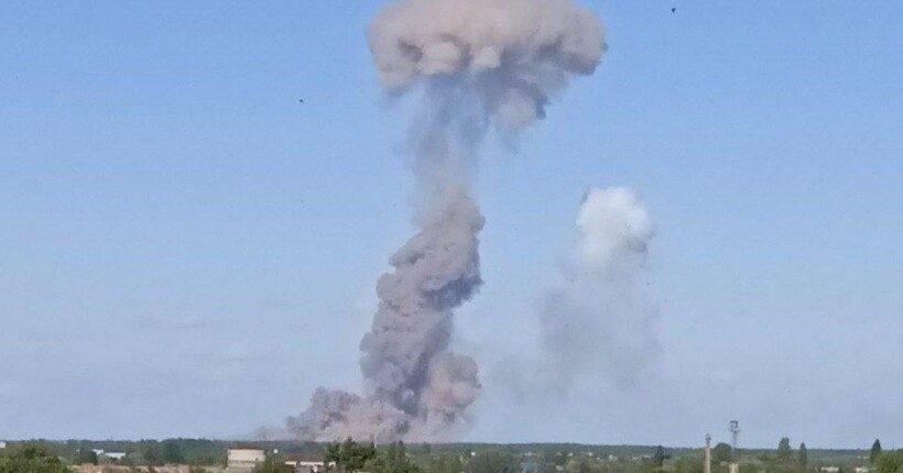 Мощный взрыв возле Житомира: есть погибшие и разрушены дома (фото, видео)